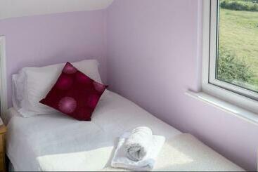 تختخواب و صبحانه Healing Waters Sanctuary For Exclusive Private Hire And Self Catering Board, Vegetarian, Alcohol & W