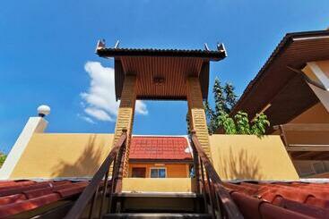 هتل Lek Homestay