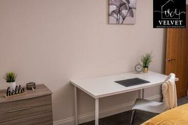 پانسیون 1 Bed House At Velvet Serviced Accommodation Swansea With Free Parking & Wifi   Sa1