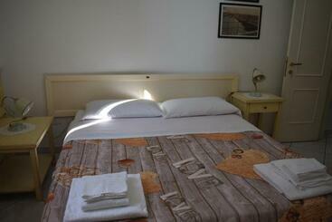 تختخواب و صبحانه In Riva Al Mare