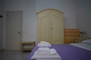 تختخواب و صبحانه In Riva Al Mare