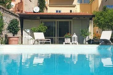 تختخواب و صبحانه Casa Castagna