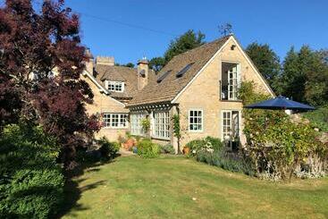تختخواب و صبحانه The Old School, Idbury, Ox7 6ru