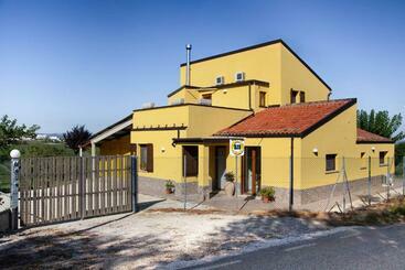 تختخواب و صبحانه La Casa Del Sole
