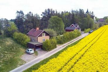 تختخواب و صبحانه The Cozy Little House