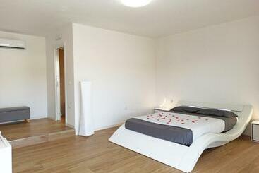 پانسیون Guest House   La Bella Vita