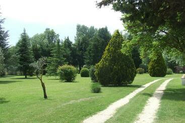 تختخواب و صبحانه Domaine De La Cooloeuvre