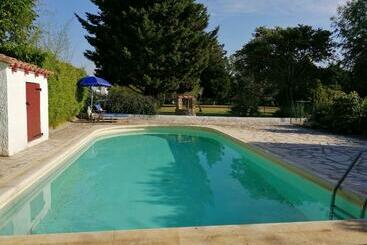 تختخواب و صبحانه Domaine De La Cooloeuvre