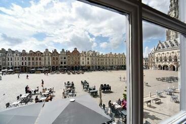 تختخواب و صبحانه La Cour Des Grands