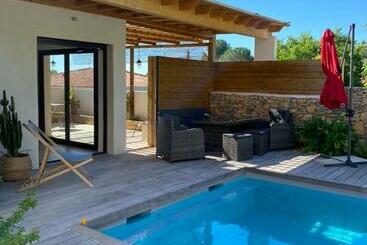 تختخواب و صبحانه Le Pool House