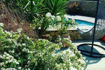 تختخواب و صبحانه Le Pool House