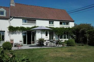 تختخواب و صبحانه Little Cottage