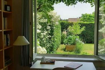 تختخواب و صبحانه Little Cottage