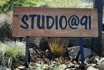 تختخواب و صبحانه Studio @ 91