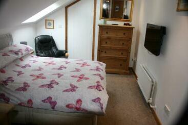 تختخواب و صبحانه Crackin View Guest House