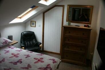 تختخواب و صبحانه Crackin View Guest House