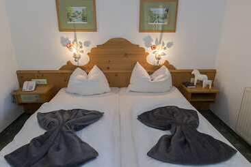 Отель Gutshof Wolfgangsee Resort & Event