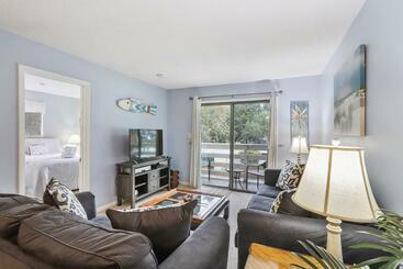 5 Stars Peaceful Condo   7 Min Walk To The Beach