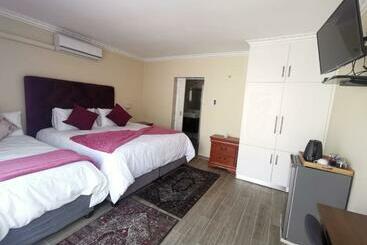 پانسیون Lucolo Palace B&b   East London