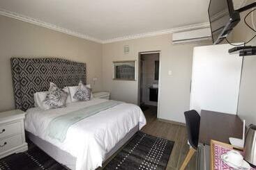 پانسیون Lucolo Palace B&b   East London
