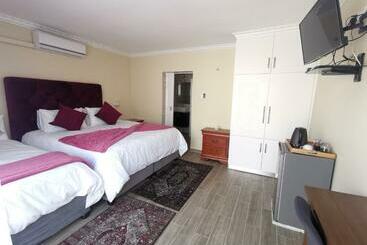 پانسیون Lucolo Palace B&b   East London