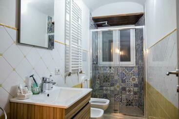 تختخواب و صبحانه A Room De  Scugnizzi