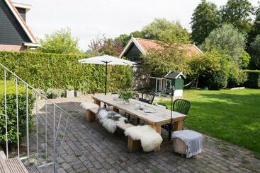 B & B Meet The Dutch