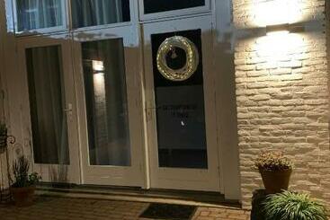 پانسیون Gastenverblijf  T Einde Sfeer   Privé Terras   Airco