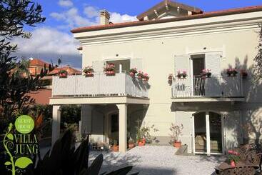 پانسیون Guesthouse Villa Jung