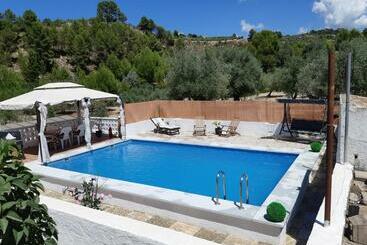پانسیون Nice Room With Swimming Pool