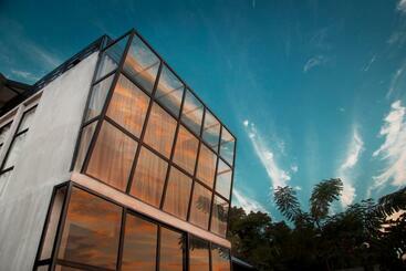 تختخواب و صبحانه Flores Passport House