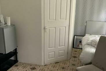 پانسیون Debbie’s Digs