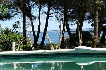 تختخواب و صبحانه Au Bord De Thau