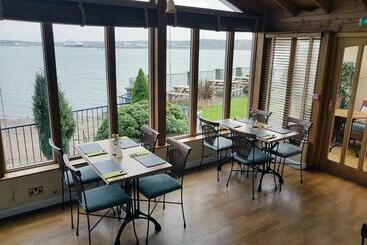 تختخواب و صبحانه Ferry House Inn