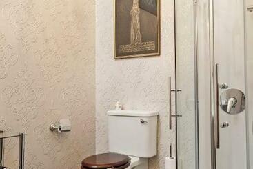 تختخواب و صبحانه Pepper Tree Villa