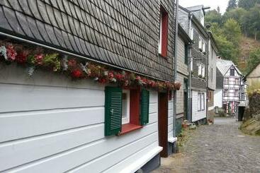 Auberge Hôtelière Hier & Jetzt In Monschau City