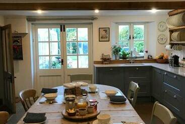 تختخواب و صبحانه The Long House