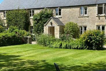 تختخواب و صبحانه The Long House