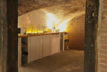 تختخواب و صبحانه Top Notch Apartment Along Canal In Historic Centre