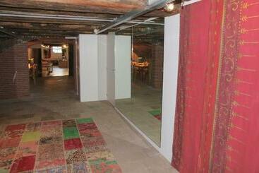 تختخواب و صبحانه Top Notch Apartment Along Canal In Historic Centre