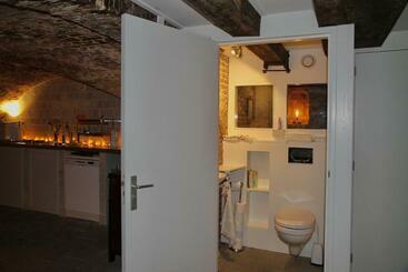 تختخواب و صبحانه Top Notch Apartment Along Canal In Historic Centre