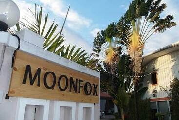 فندق Moon Fox Caféinn Art & Gallery