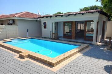 تختخواب و صبحانه Esangweni Guest House