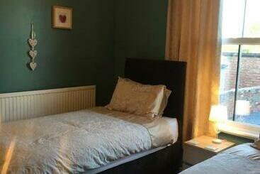 تختخواب و صبحانه The Townhouse B And B