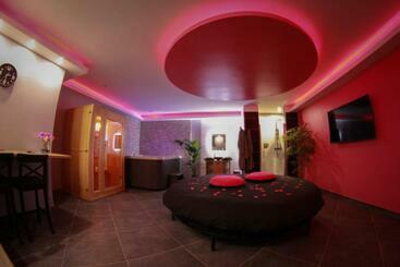 Отель Nuit Vip Spa Sauna Privatif