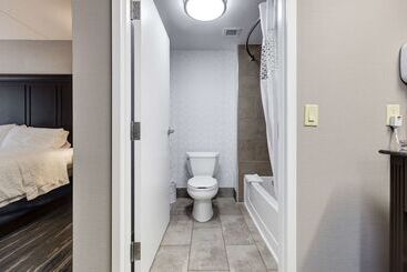هتل Hampton Inn & Suites By Hilton Brantford Conference Centre