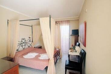 Roselands Hotel Bungalows