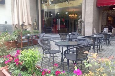 Midtown Hotel & Suites