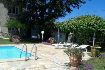 تختخواب و صبحانه Domaine De Lazuel