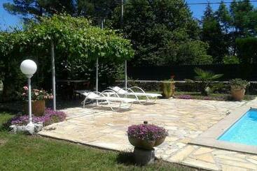 تختخواب و صبحانه Domaine De Lazuel